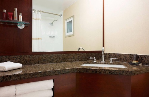 Cleveland Hotel | Charming 160-bedroom hotel with AC, fitness room in lovely Cleveland