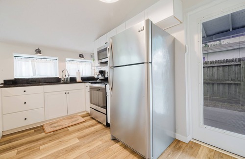 Tavares House | Charming 1950's Bungalow with hot tub walking distance to lake Dora!