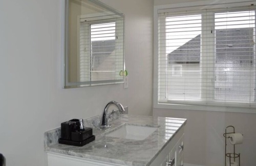 Ajax House | Charming 2-BDR Upper Floor Retreat in Ajax