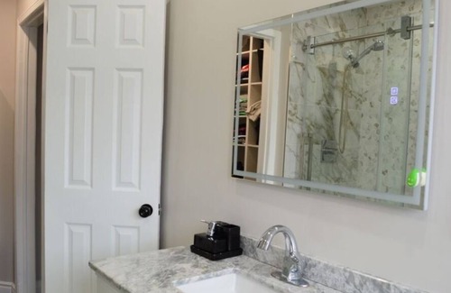 Ajax House | Charming 2-BDR Upper Floor Retreat in Ajax