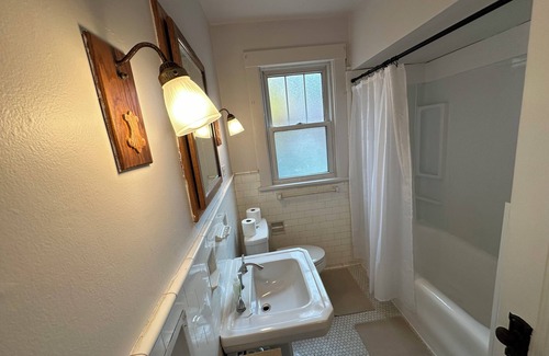Crafton Apartment | Charming 2 bed, 1.5 bath apartment in Crafton, Pittsburgh - Quiety, Relaxing