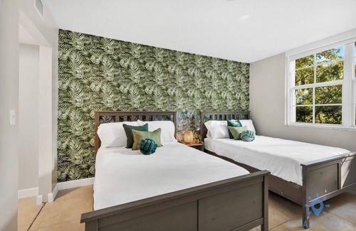 Aventura Apartment | Charming 2-Bed Retreat near Aventura's Best