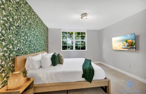 Aventura Apartment | Charming 2-Bed Retreat near Aventura's Best