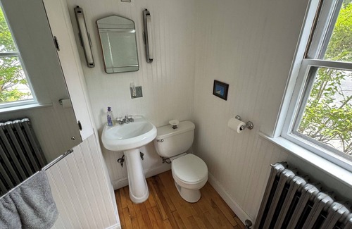 Auburn Apartment | Charming 2-bedroom 1930's apartment waterfront.
