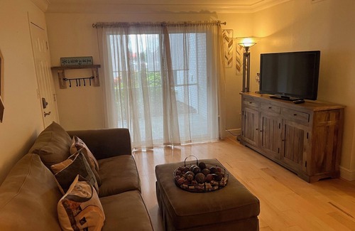Coquina Sands Condo | Charming 2-bedroom 1st floor condo in desirable Olde Naples. Walk to Beach.