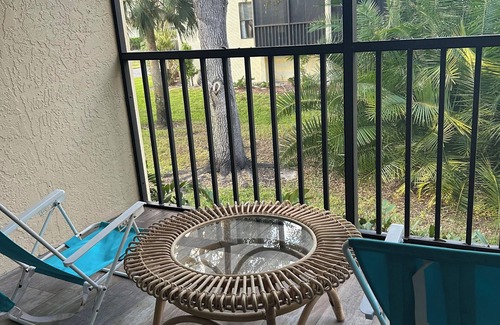 Biggar Apartment | Charming 2-bedroom apartment in fabulous Fort Myers with WiFi, AC