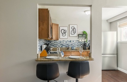 Riverside Apartment | Charming 2-bedroom apt in quiet Riverside in between airport and Kansas City