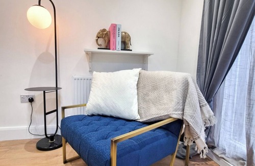Southwark Apartment | Charming 2-bedroom apartment with WiFi in delightful picturesque London suburb.
