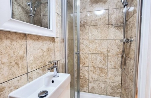 Southwark Apartment | Charming 2-bedroom apartment with WiFi in delightful picturesque London suburb.