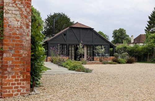 Fetcham House | Charming 2-bedroom bungalow in delightful Fetcham with fitness room