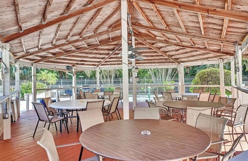 Inverrary Condo | Charming 2-bedroom condo with AC, fitness, jacuzzi swimming pool.