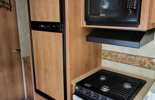 Homosassa RV Rental | Charming 2-bedroom Camper in enchanting Homosassa with AC, WiFi and more.
