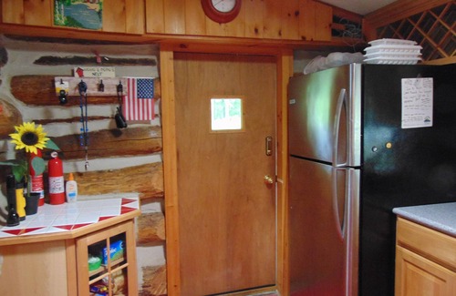 Florence Cabin | Charming 2-bedroom cabin with WiFi on beautiful Patten Lake
