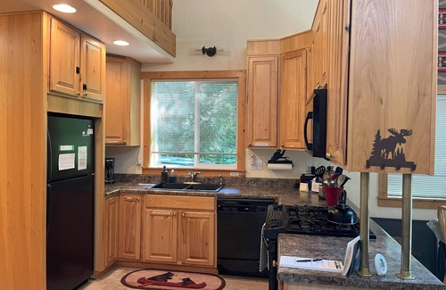 Paradise Estates Cabin | Charming 2-bedroom cabin with AC and WiFi in wonderful Ashford