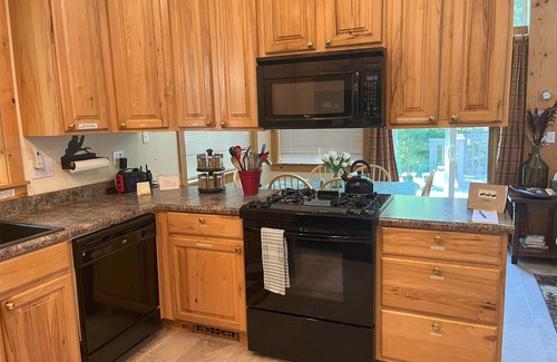 Paradise Estates Cabin | Charming 2-bedroom cabin with AC and WiFi in wonderful Ashford