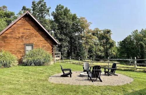 Athens Cabin | Charming 2-bedroom Cabin in Athens