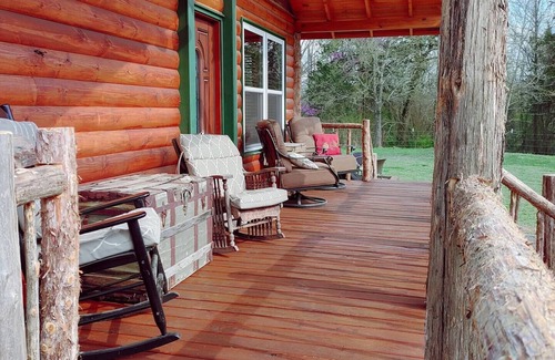 Pine Ridge Cabin | Charming 2-bedroom cabin with loft, Starlink internet, near 4x4 trails & river