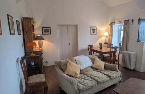 Skibbereen House | Charming 2 bedroom Cottage near Skibbereen with stove and views