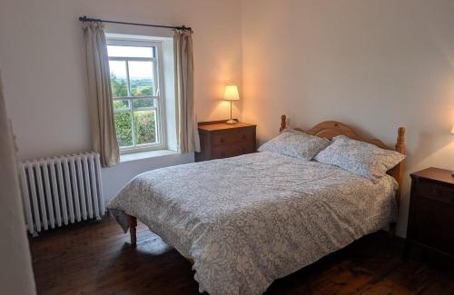 Skibbereen House | Charming 2 bedroom Cottage near Skibbereen with stove and views