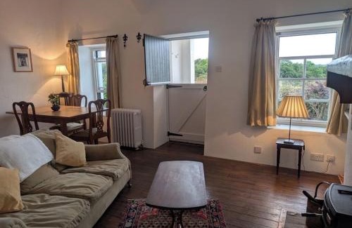 Skibbereen House | Charming 2 bedroom Cottage near Skibbereen with stove and views