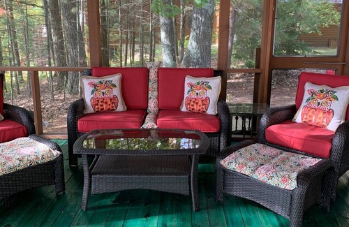 Kalkaska Cottage | Charming 2-bedroom cottage on beautiful Bear Lake with WiFi and AC in Kalkaska.