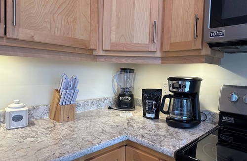 Trenton Cottage | Charming 2-bedroom cottage with AC and WiFi in Trenton 15 min from Acadia park