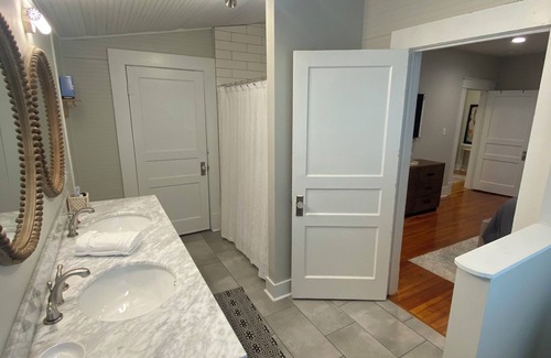 Tupelo Cottage | Charming 2-bedroom cottage in Tupelo with WiFi and AC