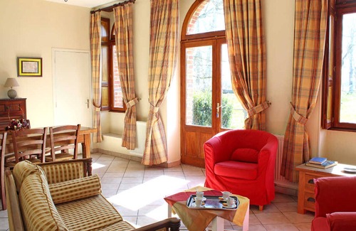 Trezelles Cottage | Charming 2-Bedroom Gîte: Countryside Views, Modern Amenities, Near Vichy & Lapalisse