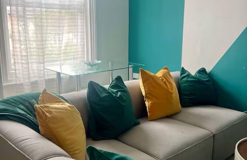 Welford Apartment | Charming 2-bedroom apartment in nice Stoneygate with WiFi