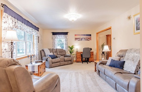 Hagerstown House | Charming 2-bedroom house with peaceful front porch and game room in Hagerstown