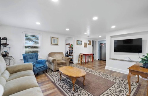 Middletown House | Charming 2-bedroom house with Gorgeous Views in serene Middletown