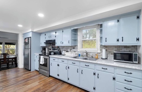 Middletown House | Charming 2-bedroom house with Gorgeous Views in serene Middletown