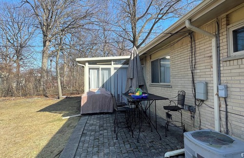 Southfield House | Charming 2-bedroom house with AC, WiFi in vibrant Southfield2car