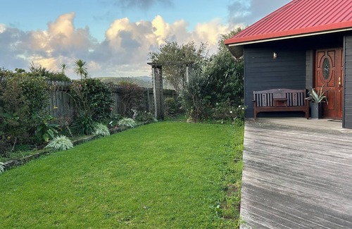 Muriwai House | Charming 2 bedroom home in a peaceful, rural setting, minutes from Muriwai beach