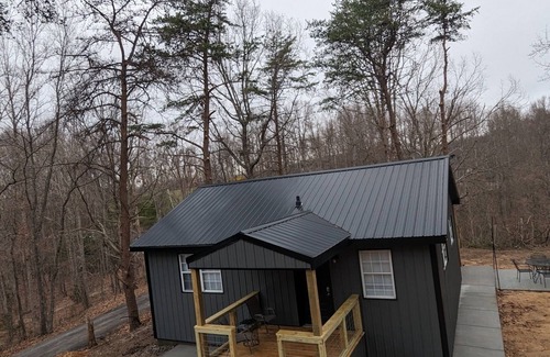 Clearfield House | Charming 2-bedroom house with Hot Tub 1.5 miles from Cave Run lake