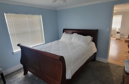 Sandusky House | Charming 2-bedroom house with AC, WiFi in gorgeous Sandusky close to Cedar Point