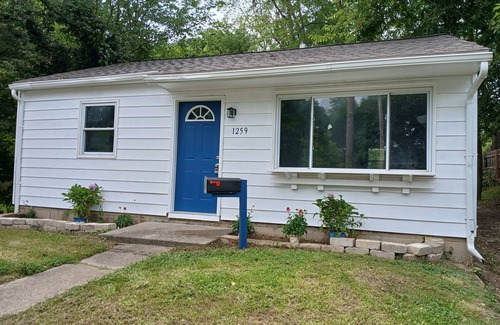Lansing House | Charming 2-bedroom house, quiet neighborhood, Lansing with WiFi