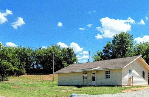 Mulhall House | Charming 2-bedroom house in Mulhall, near I-35 and OSU
