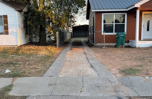 Hobbs House | Charming 2-bedroom house in central Hobbs!