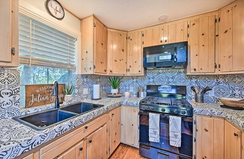 Julian House | Charming 2-bedroom house with AC and hot tub in Julian. Hiking and star gazing!