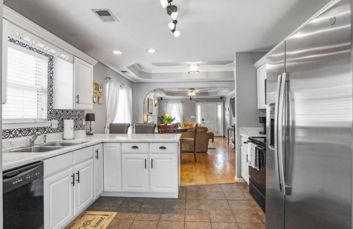 Pelham House | Charming 2-bedroom house in adorable Pelham with WiFi, AC