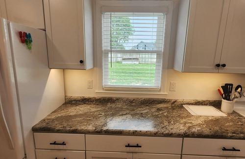 Pella House | Charming 2-bedroom NEW house with WiFi, AC Pella/Knoxville near Lake Red Rock