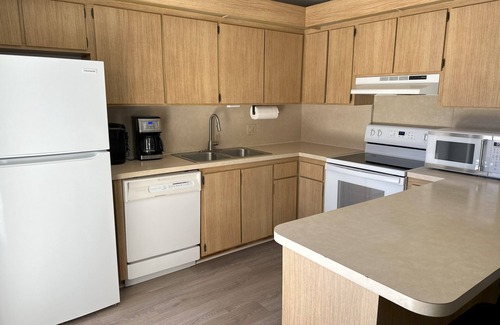 Seabrook Place House | Charming 2-bedroom townhome in lovely Jupiter with AC
