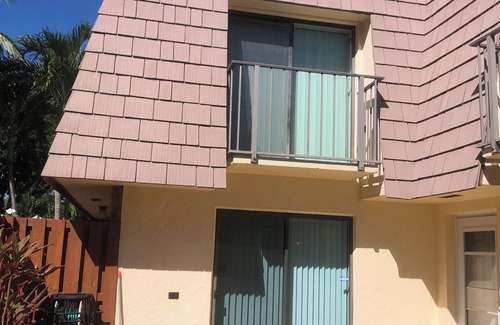 Seabrook Place House | Charming 2-bedroom townhome in lovely Jupiter with AC