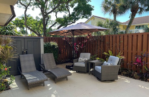 Seabrook Place House | Charming 2-bedroom townhome in lovely Jupiter with AC
