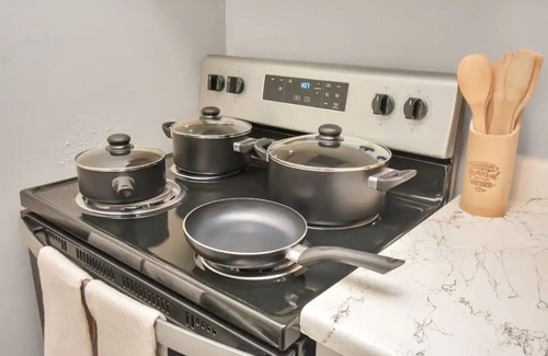 Webster Apartment | Charming 2-Bedroom unit with a Pool, Work Desk & Free Wi-Fi