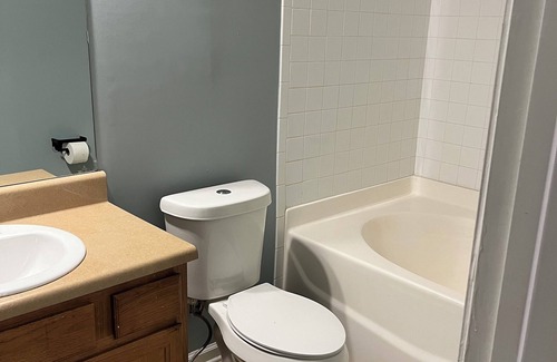 Riverdale House | Charming 2-bedroom townhome in College Park with AC, WiFi