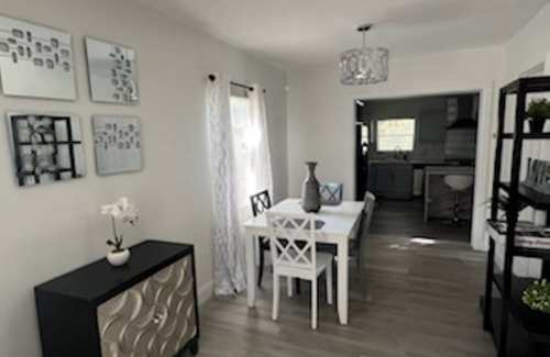 North Miami House | Charming 2-bedroom house in delightful North Miami with WiFi, fitness room