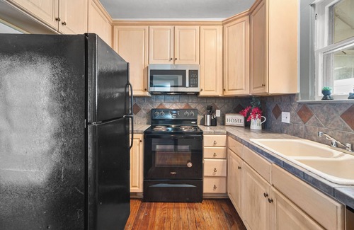 Highland Park House | Charming 2-bedroom house in fabulous San Antonio with AC