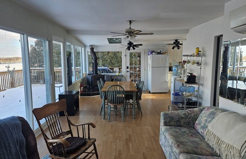 Campbellford Cottage | Charming 2-bedroom waterfront cottage with WiFi, AC, solarium, in campbellford